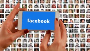 Půlka českých občanů používá Facebook