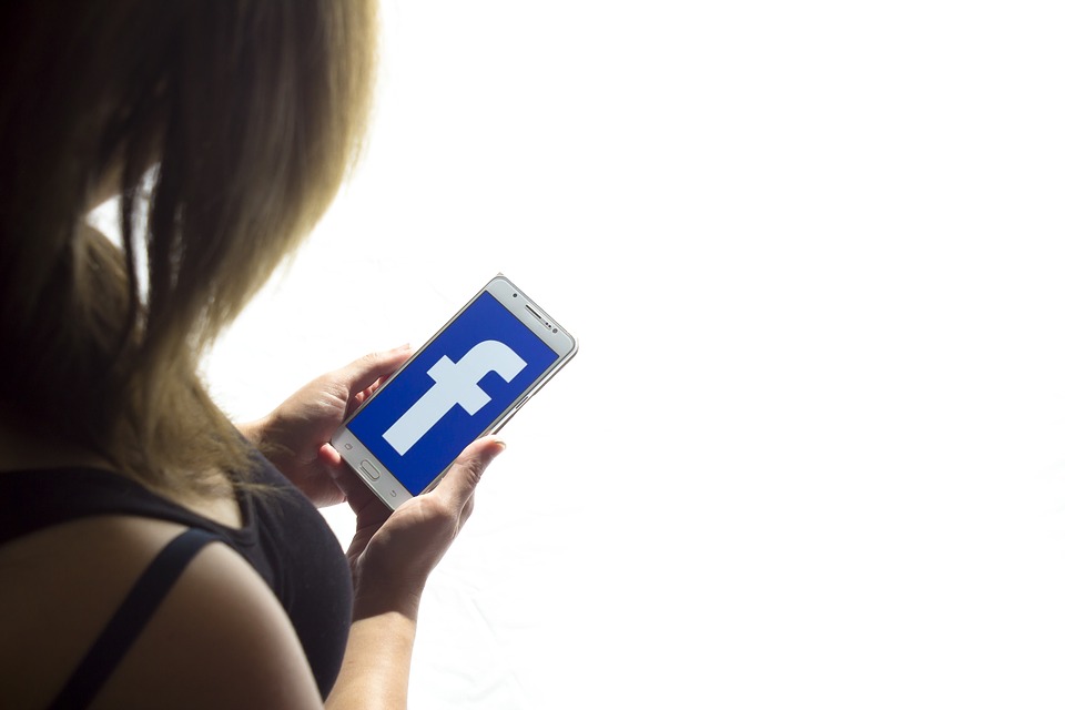 Už žádné doporučované skupiny zaměřené na politiku, rozhodl Facebook