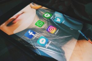 Facebook opět “osekal” funkce Messengeru. Navíc i funkce Instagramu